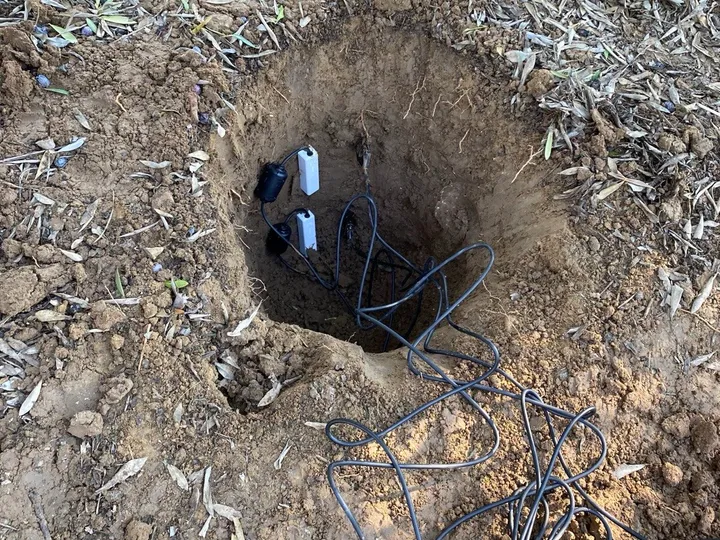 Dos sensores de humedad de suelo instalados a distinta profundidad en una cata junto al gotero